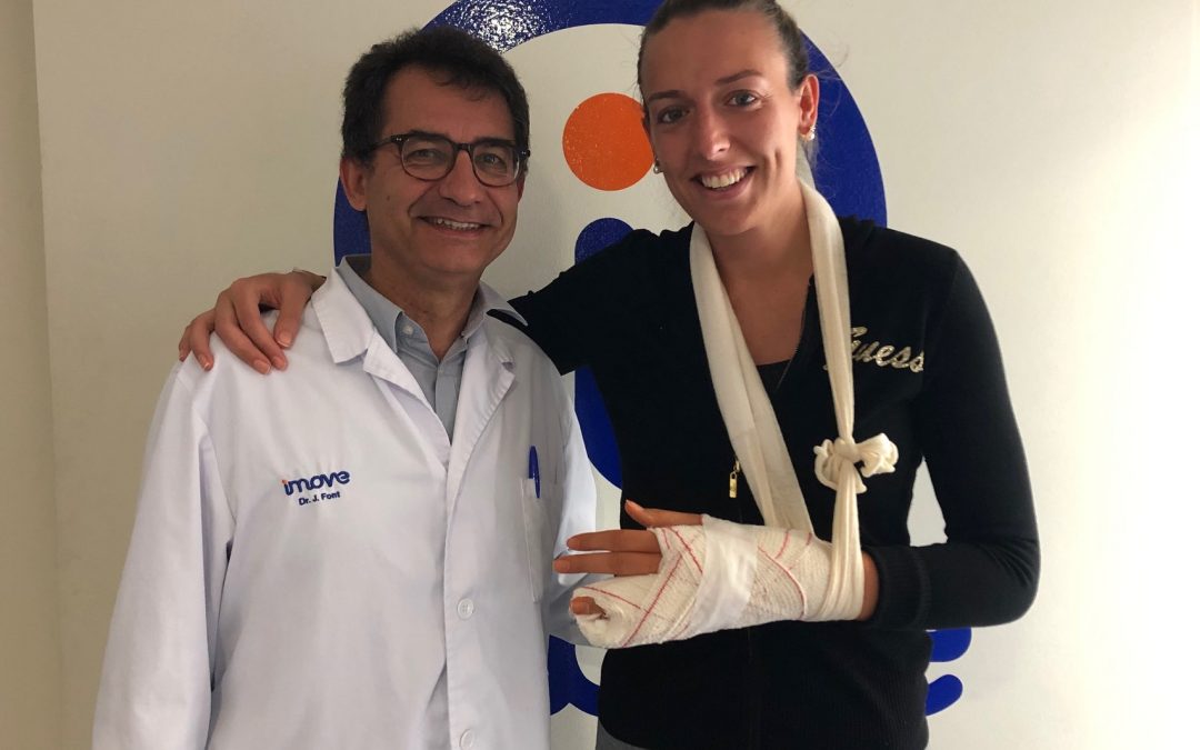 La jugadora de baloncesto, Clara Solé, intervenida con éxito por el Dr. Font